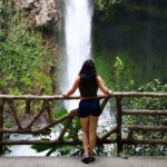 Mujer frente a la catarata